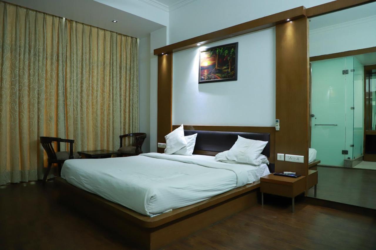 Hotel Parth Inn Ghaziabad Exteriör bild