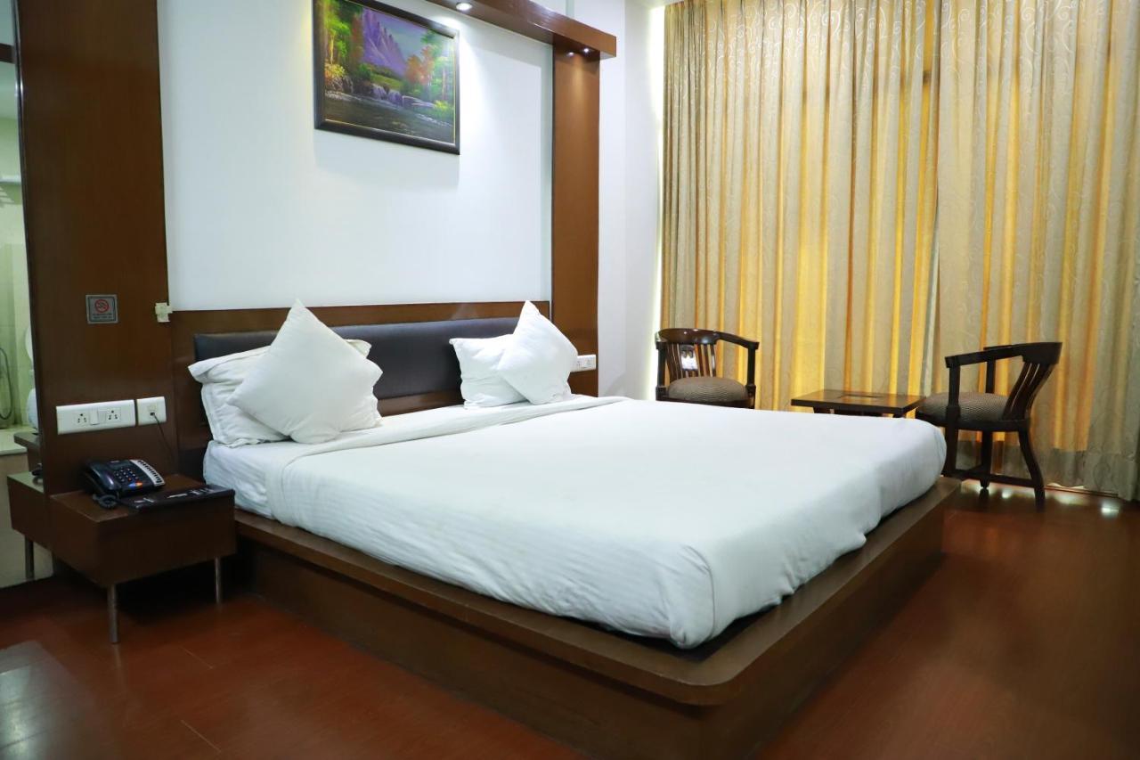 Hotel Parth Inn Ghaziabad Exteriör bild