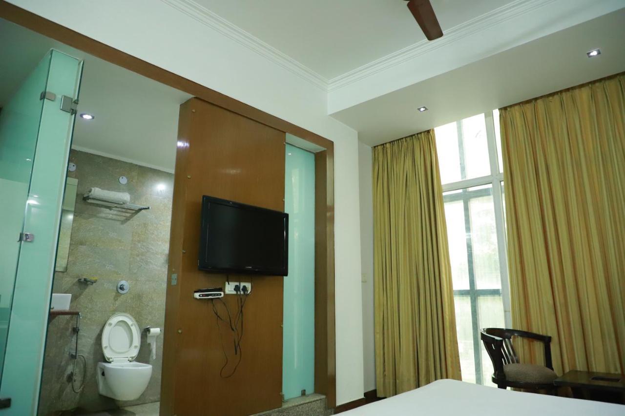 Hotel Parth Inn Ghaziabad Exteriör bild