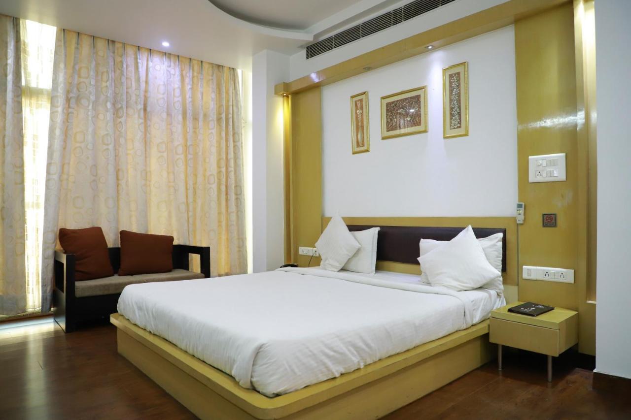 Hotel Parth Inn Ghaziabad Exteriör bild