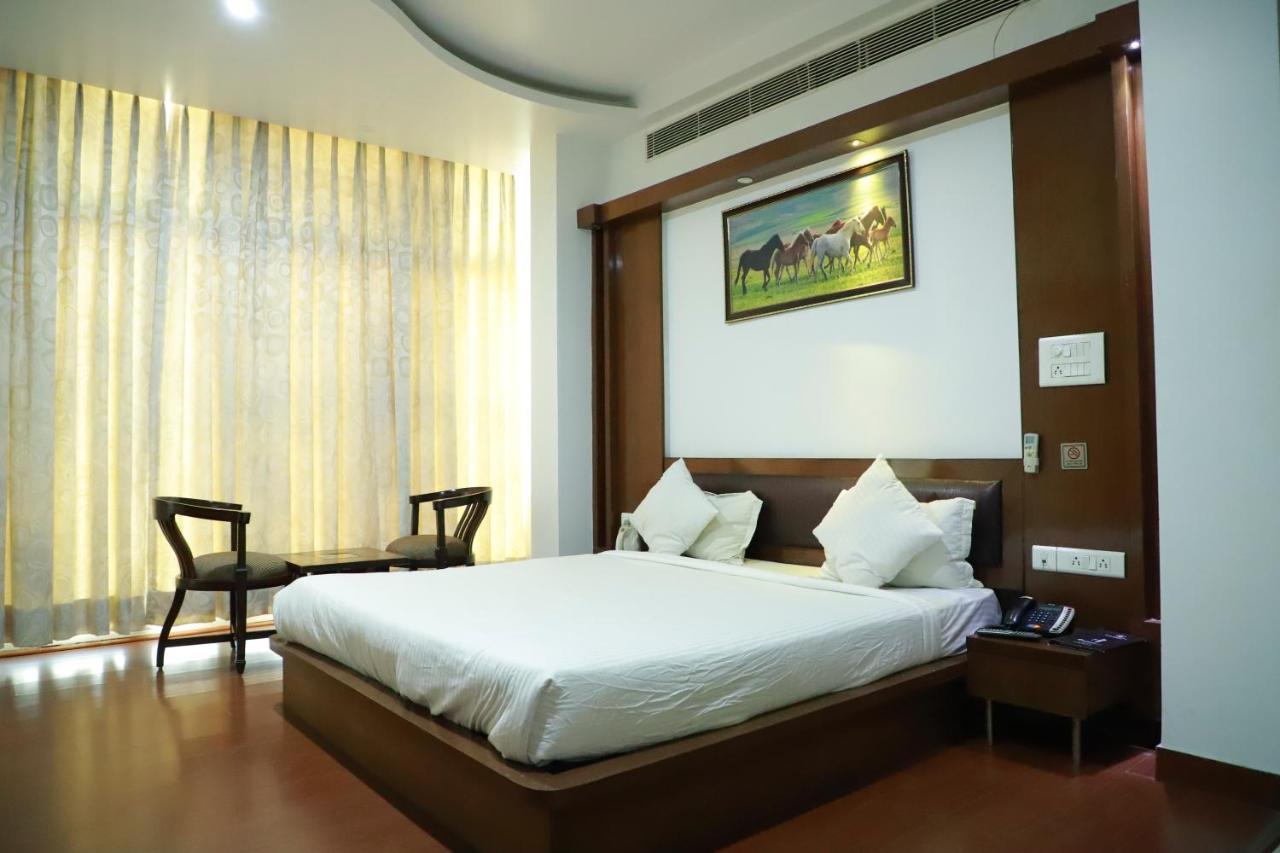 Hotel Parth Inn Ghaziabad Exteriör bild