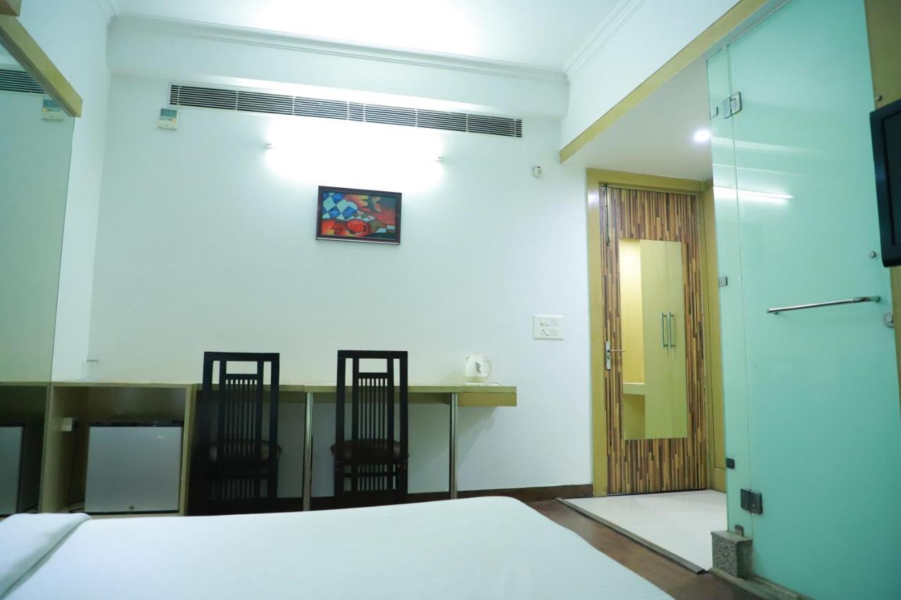 Hotel Parth Inn Ghaziabad Exteriör bild