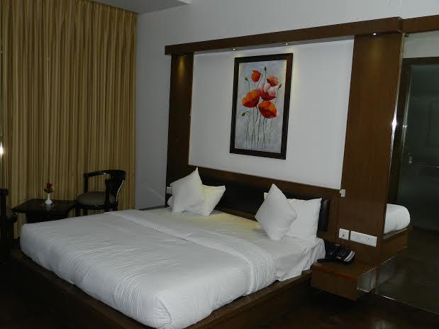 Hotel Parth Inn Ghaziabad Exteriör bild